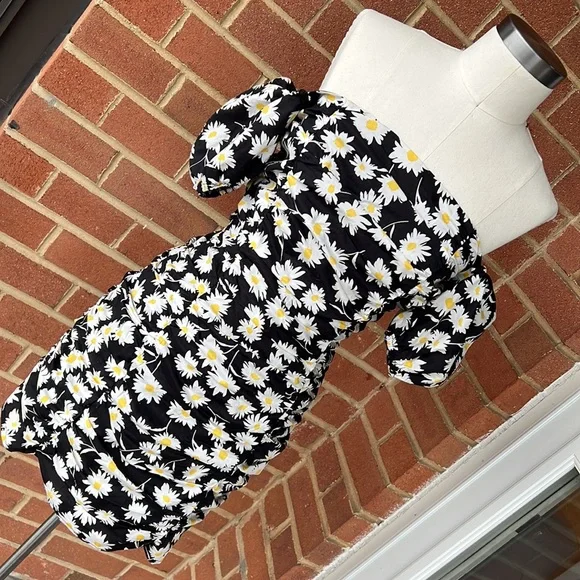 Superdown black off the shoulder daisy ruched mini dress - Picture 4 of 8